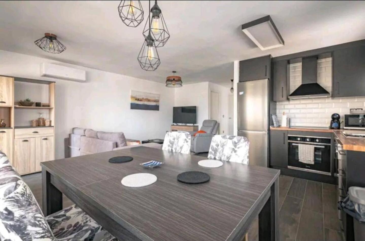 Stylish & Fully Furnished 3 Bedrooms Flat -4 Min Walk To Beautiful Beach Alicante Eksteriør bilde